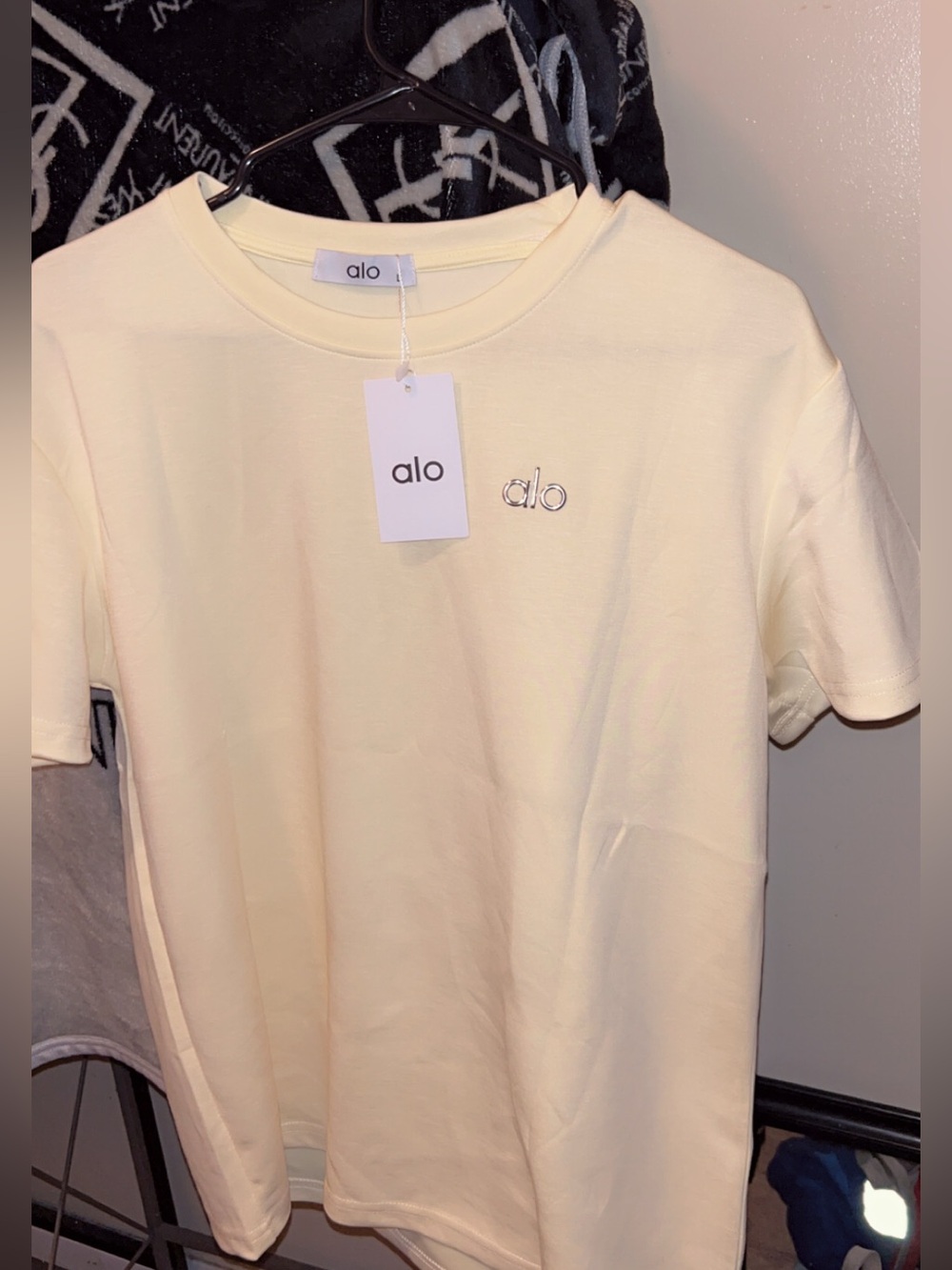 Alo Cream Short Sleeve Logo Tee